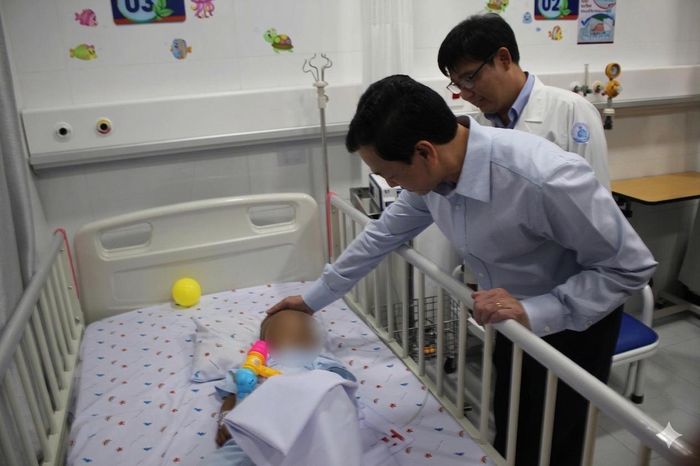 Lãnh đạo Bộ Y tế thăm hỏi cháu bé bị bạo hành phải nhập viện.