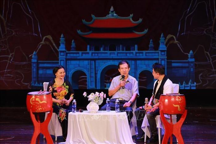Trò truyện với các nghệ nhân về lịch sử của làng nghề trống Đọi Tam.
