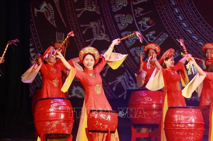 Màn biểu diễn trống của đội trống nữ làng Đọi Tam (tỉnh Ninh Bình).