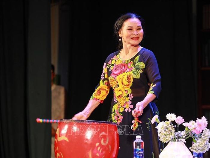 Nghệ nhân nhân dân Nguyễn Thị Minh Tám (85 tuổi) biểu diễn đánh trống tại chương trình.