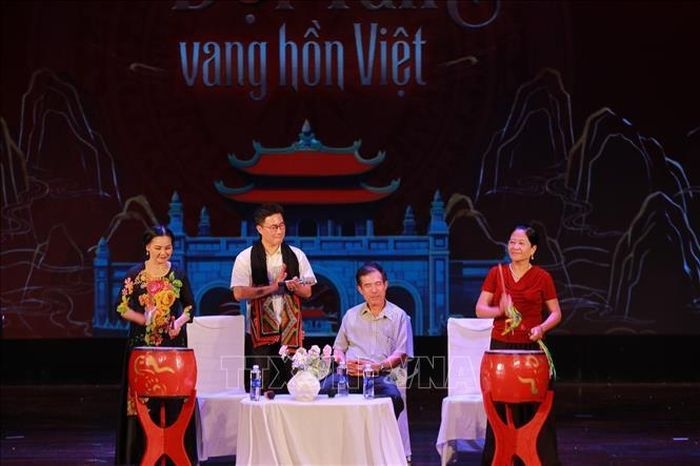 Trò truyện với các nghệ nhân về lịch sử của làng nghề trống Đọi Tam.