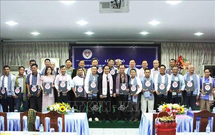 Lãnh đạo Tổng hội Khmer - Việt Nam tại Campuchia, các tỉnh hội và tổ chức hội trực thuộc Tổng hội chụp ảnh lưu niệm. Ảnh: Huỳnh Thảo/PV TTXVN tại Campuchia