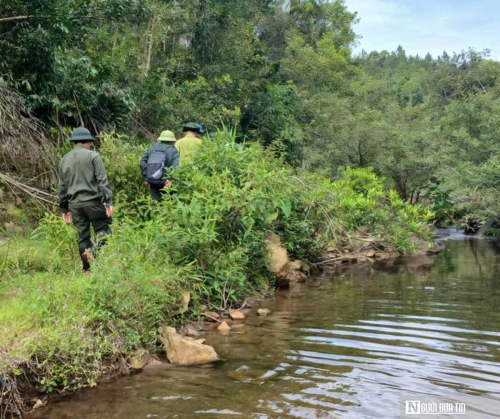 Lực lượng tuần tra rừng trong thời tiết nắng nóng cao điểm.