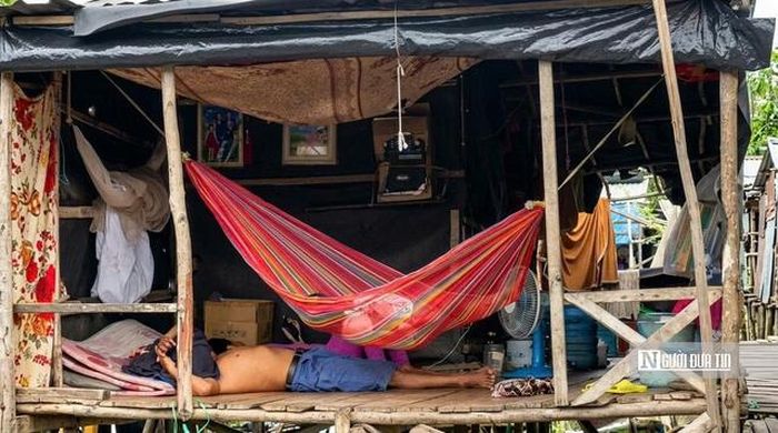 Nhìn từ xa, những mái nhà lợp tôn cũ kỹ nằm san sát nhau như đang tựa lưng vào mặt hồ rộng lớn. Cuộc sống của cư dân nơi đây gắn chặt với con nước, với những chuyến đánh bắt cá mỗi ngày và những công việc làm thuê bấp bênh.