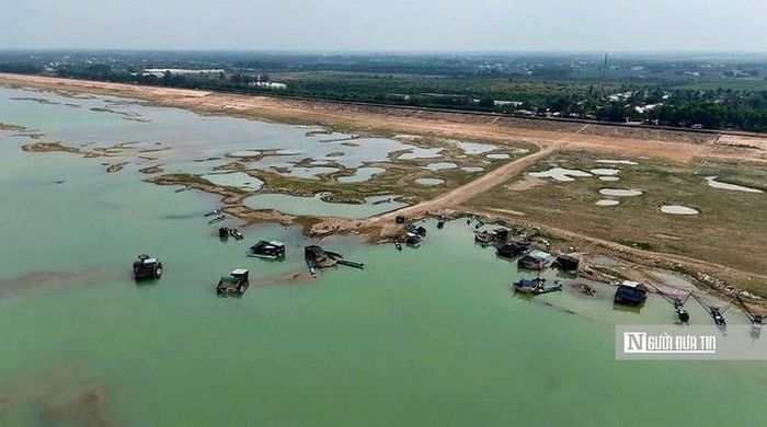 Giữa mênh mang sóng nước hồ Dầu Tiếng, “xóm Việt kiều” vẫn tồn tại như một lát cắt đặc biệt của cuộc sống. Nơi đó có những con người đang từng ngày lao động để xây dựng tương lai bằng chính đôi tay của mình.