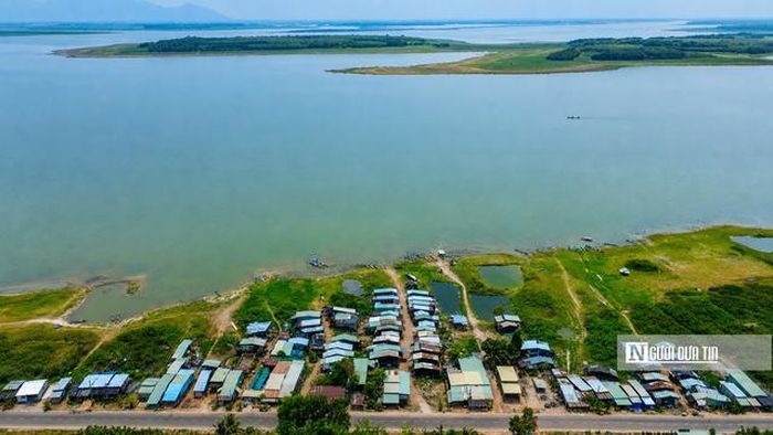 Nằm nép mình bên hồ Dầu Tiếng thuộc xã Tân Thành (tỉnh Tây Ninh), khu dân cư đặc biệt này từ lâu được người dân địa phương gọi bằng cái tên quen thuộc “xóm Việt kiều”. Hàng trăm hộ dân từng sinh sống nhiều năm ở Campuchia, sau khi hồi hương đã chọn nơi đây làm chốn dừng chân, dựng nên những căn nhà sàn đơn sơ ven mép nước để bắt đầu cuộc sống mới.