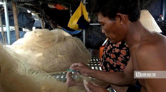 Đôi bàn tay chai sần vì năm tháng dâng lưới trên hồ Dầu Tiếng, anh Hai Lớn chậm rãi vá lại tấm lưới vừa được thu lên từ mặt nước. “Nguồn cá giờ không còn nhiều như trước. Có những hôm đi từ tờ mờ sáng đến chiều muộn, thu được chỉ vài ký cá. Nghề hồ bạc lắm nhưng bỏ thì không biết làm gì”, anh Hai Lớn tâm sự.