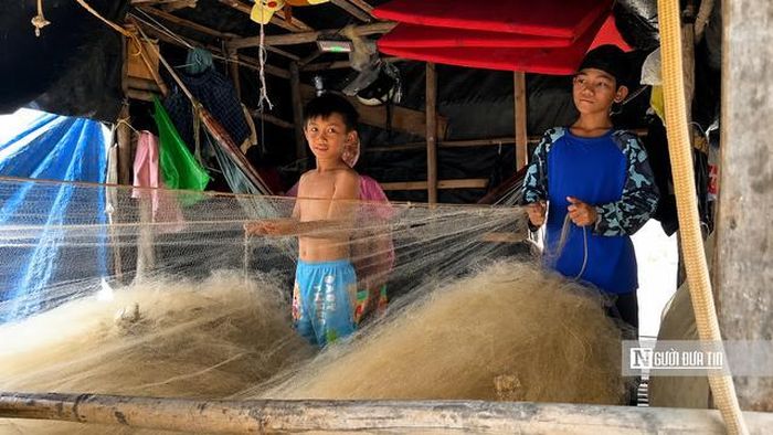 Trong những căn nhà đơn sơ dựng trên cọc gỗ ven hồ, tiếng trẻ con nô đùa vẫn vang lên mỗi chiều.