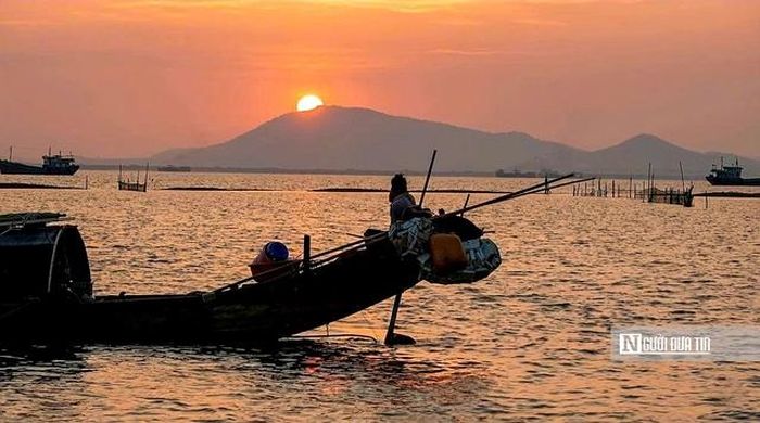 Khi mặt trời dần nhô lên khỏi đường chân trời, cả vùng hồ khoác lên mình sắc vàng óng ánh. Trong làn sương sớm còn bảng lảng, những chiếc ghe nhỏ lần lượt quay về bến sau nhiều giờ lênh đênh trên mặt nước.