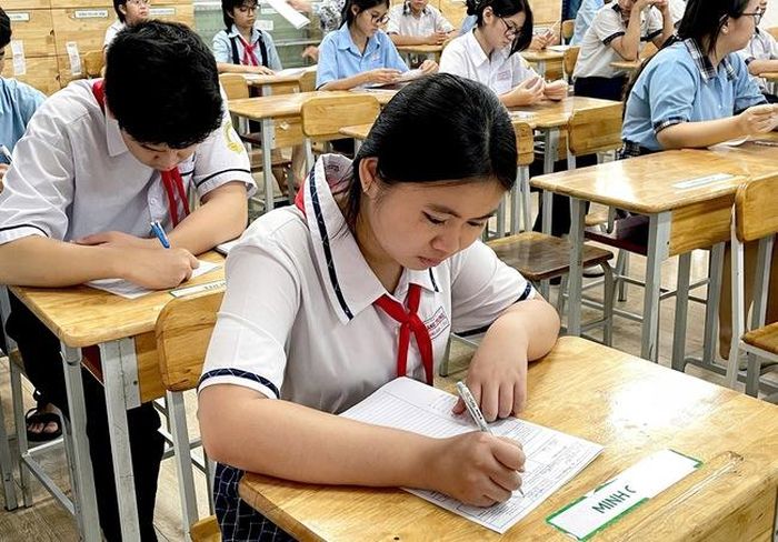 Thí sinh điền thông tin trong phòng thi