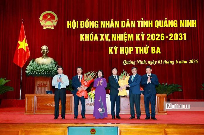 Thường trực Tỉnh ủy và Thường trực HĐND tỉnh Quảng Ninh tặng hoa chúc mừng ông Nguyễn Hồng Dương, Ủy viên BTV Tỉnh ủy, Phó Chủ tịch HĐND tỉnh Quảng Ninh.