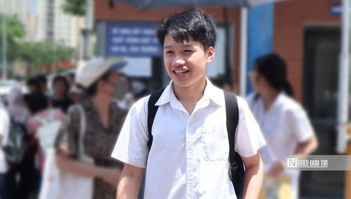Nhiều thí sinh hào hứng sau khi hoàn thành bài thi môn chuyên vào lớp 10.
