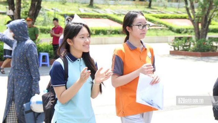 Thí sinh hào hứng vì đề thi "trúng tủ" thi vào lớp 10 chuyên tại Hà Nội.
