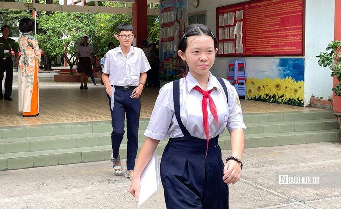 Tại điểm thi Trường THCS Quang Trung, em Lê Thanh, học sinh Trường THCS Gò Vấp, cho biết đề thi Ngữ văn năm nay khá vừa sức với thí sinh. “Em có tham khảo các đề thi của những năm trước và thấy phần viết bài văn nghị luận năm nay dễ hơn. Đề không quá khó để triển khai ý và bày tỏ quan điểm của mình”, Thanh chia sẻ. Nữ sinh cho biết em đã hoàn thành khoảng hơn hai trang giấy thi và đang viết sang trang thứ ba. Dựa trên bài làm của mình, Thanh dự đoán có thể đạt từ 6 đến 7 điểm môn Ngữ văn.(Ảnh: Hà Thi)