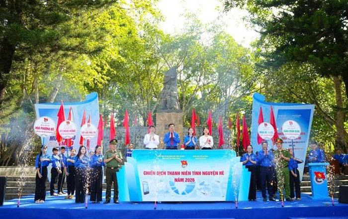 Các đại biểu ấn nút phát động Lễ ra quân Chiến dịch Thanh niên tình nguyện hè năm 2026.