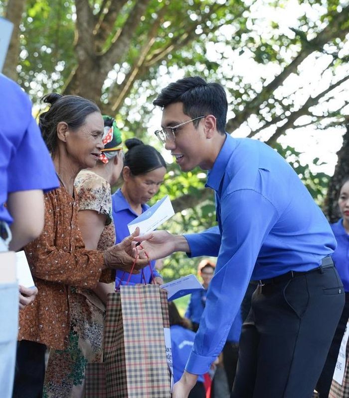 Anh Nguyễn Nhất Linh - Bí thư Đoàn TNCS Hồ Chí Minh Mặt trận Tổ quốc, các đoàn thể Trung ương và anh Phan Huy Thành - Phó Bí thư Đoàn thanh niên Mặt trận Tổ quốc, các đoàn thể Trung ương trao tặng các phần quà cho thiếu nhi và người dân Thanh Hóa. 