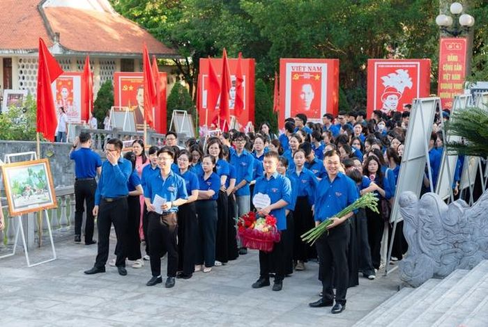 Đoàn đại biểu đại diện cho thế hệ trẻ đến dự triển lãm.