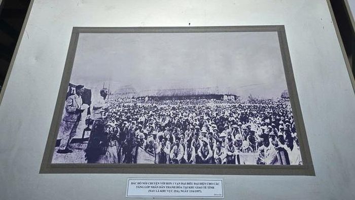 Hình ảnh Bác Hồ nói chuyện với 1 vạn đại biểu đại diện cho các tầng lớp nhân dân Thanh Hóa tại khu giao tế tỉnh ngày 13/6/2025.