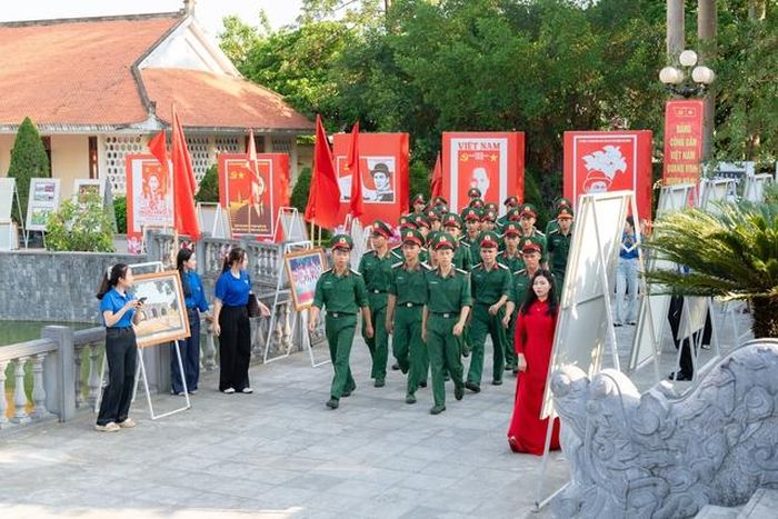 Chiến sĩ quân đội trong trang phục nghiêm trang đến dự triển lãm và chiêm ngưỡng những hình ảnh, tư liệu quý về cuộc đời hoạt động cách mạng của Chủ tịch Hồ Chí Minh.