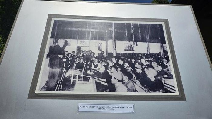 Bác Hồ nói chuyện với cán bộ và công nhân nhà máy cơ khí tỉnh Thanh Hóa chiều 11/12/1961.