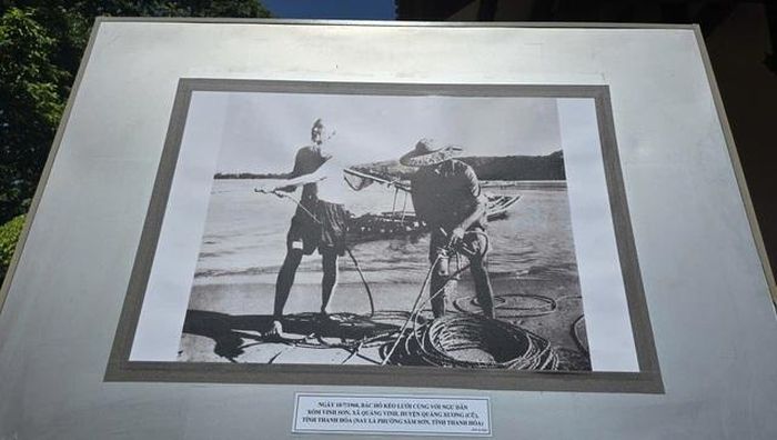 Ngày 18/6/1960, Bác Hồ kéo lưới cùng ngư dân xóm Vinh Sơn, xã Quảng Vinh, huyện Quảng Xương (cũ), tỉnh Thanh Hóa.