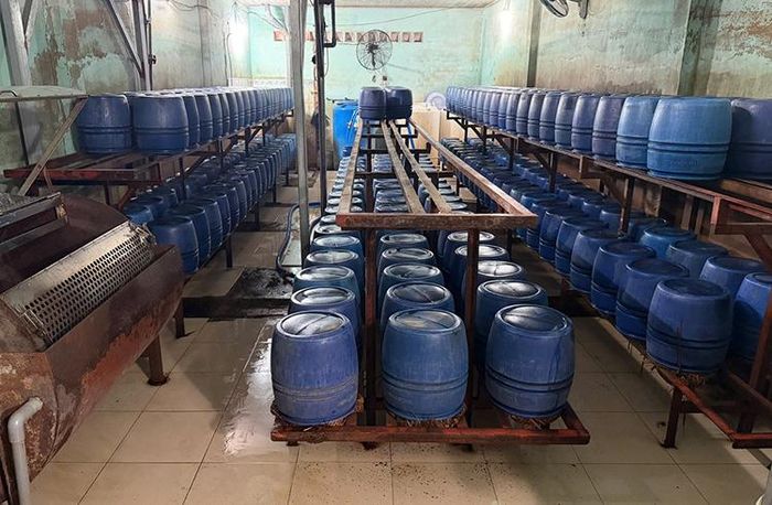 Bên trong cơ cở sản xuất giá đỗ. Ảnh: CA
