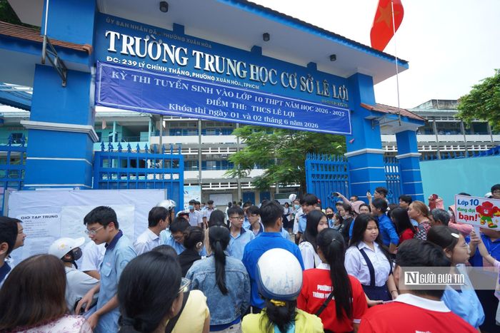 Phụ huynh đứng vây quanh cổng đón con em hoàn thành xong bài thi. (Ảnh: Nguyễn Phước Thạnh)