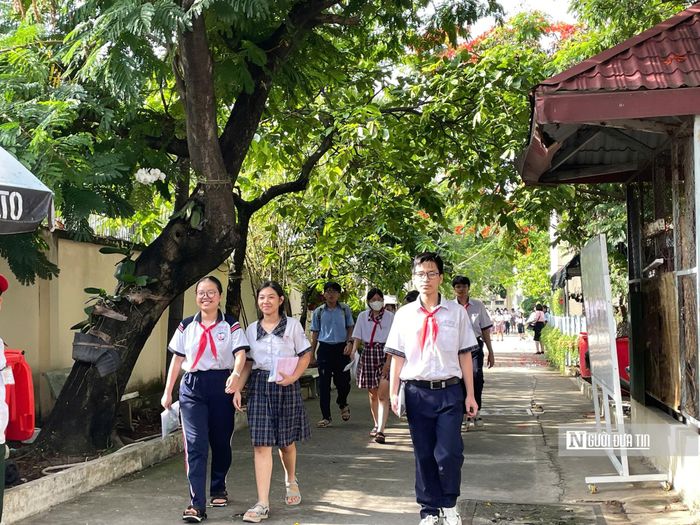 Các thí sinh cười tươi rạng rỡ sau khi hoàn thành môn thi tiếng Anh. (Ảnh: Hà Thi)