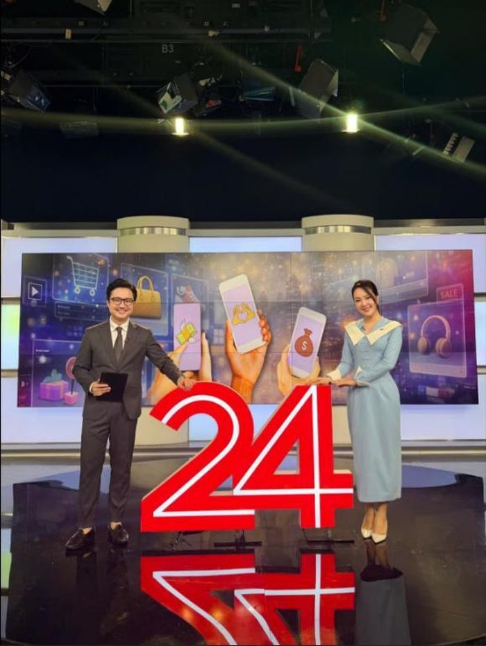 Á hậu Thụy Vân và BTV Sơn Lâm trong chương trình Chuyển động 24h phát sóng chiều 26/2.