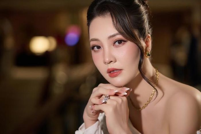 Thay vì bước vào showbiz, Thụy Vân lựa chọn theo đuổi công việc của một MC, BTV.