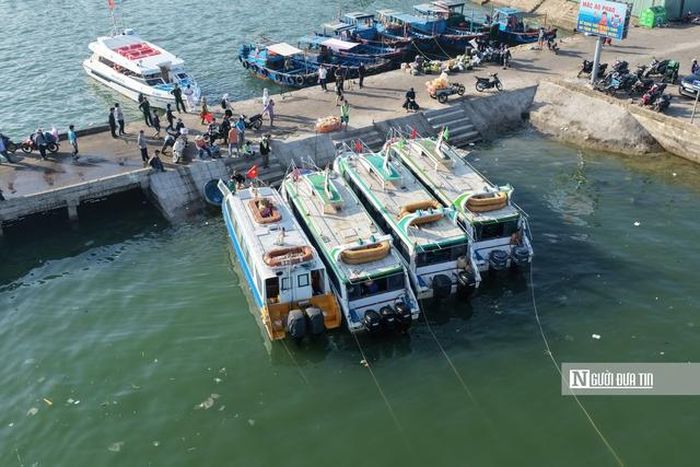Nơi neo đậu ca nô đưa đón khách qua đảo Cù Lao Xanh tại bến Hàm Tử