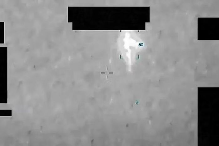 Ảnh chụp màn hình từ hồ sơ UFO được giải mật của Mỹ, DOW-UAP-PR059 “NAG UAP 1 Jun 20”, cho thấy một vật thể “hình người”. Ảnh: SCMP.