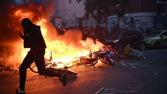 Cảnh bạo loạn xảy ra trên đường phố thủ đô Paris, Pháp. Ảnh: Getty.