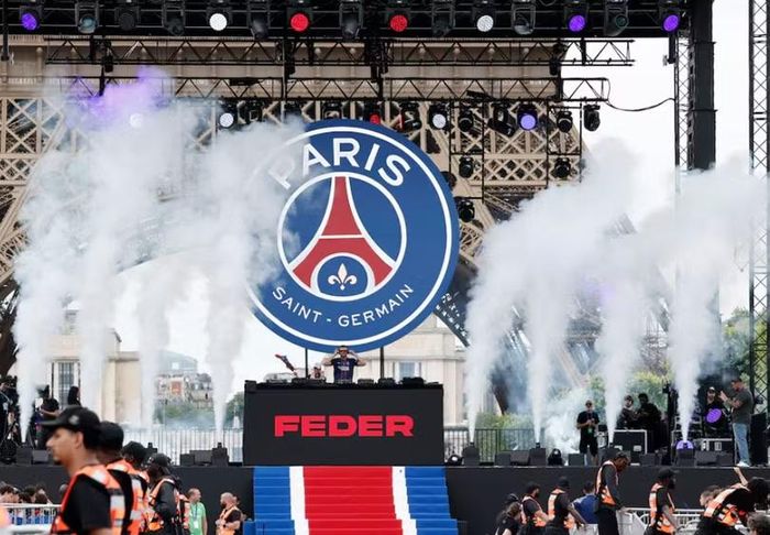 DJ Feder biểu diễn gần Tháp Eiffel trong khi người hâm mộ Paris Saint-Germain ăn mừng sau chiến thắng chung kết UEFA Champions League. Ảnh: Reuters.