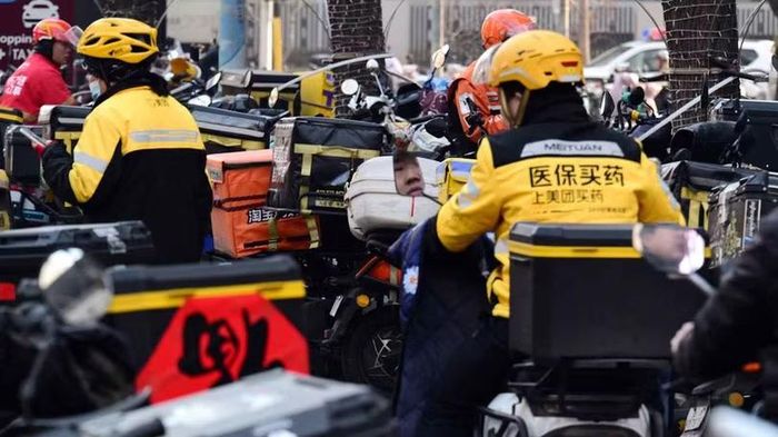 Việc kiểm tra lỏng lẻo của các nhà điều hành ứng dụng giao hàng ở Trung Quốc đã cho phép các nhà cung cấp giả mạo đăng ký trên các nền tảng này. Ảnh: Nikkei Asia.