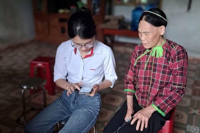 Người cao tuổi được ưu tiên hỗ trợ xác thực thuê bao tận nhà trước thời điểm áp dụng quy định mới từ ngày 15/6.