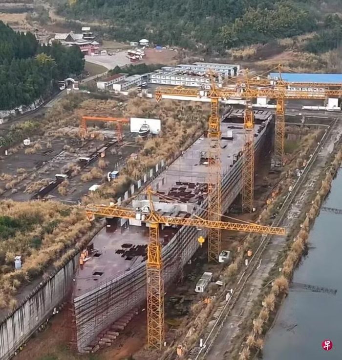 Con tàu Titanic của công ty Thất Tinh bị bỏ dở, đang han gỉ dần. Ảnh: Zaobao.