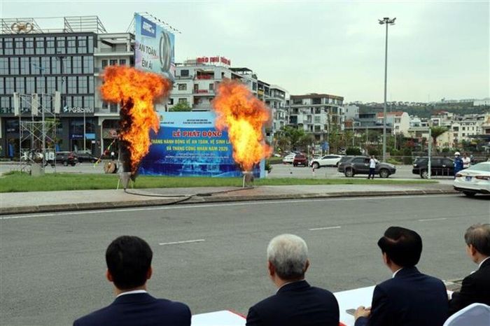 Trình diễn tình huống xử lý sự cố cháy nổ bụi than. Ảnh: Đức Hiếu - TTXVN