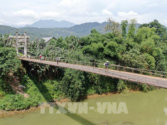 Người dân mong muốn chính quyền sớm thay thế cây cầu treo đã hư hỏng bằng cầu cứng để việc đi lại được an toàn, thuận tiện. Ảnh: Đinh Thùy - TTXVN 