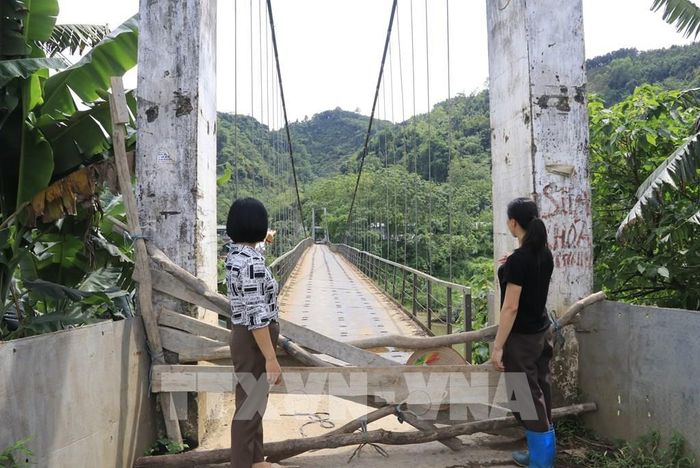 Hai bên đầu cầu, chính quyền địa phương đã căng dây, rào chắn cấm người và phương tiện qua cầu. Ảnh: Đinh Thùy - TTXVN 