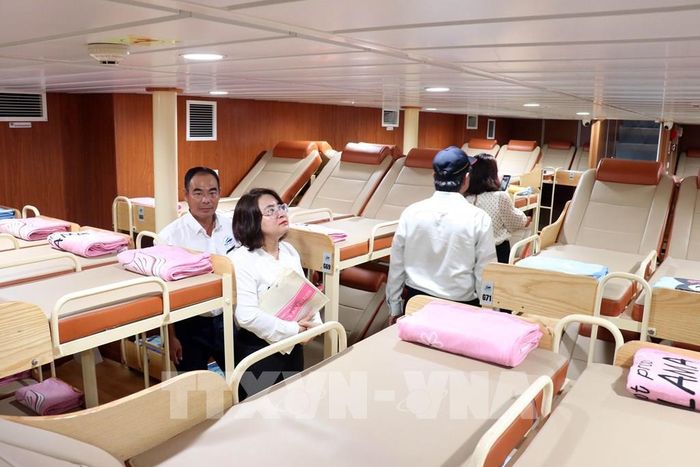 Các đại biểu tham quan khu vực khoang giường nằm trên tàu Phú Quý Express 02. Ảnh: Tiến Lực - TTXVN