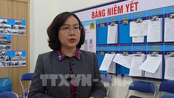 Bà Đỗ Thị Ánh Tuyết, Phó Chủ tịch UBND phường Tân Định chia sẻ, vấn đề liên thông dữ liệu của các bộ, ngành hiện nay còn thiếu đồng bộ, là rào cản cho cán bộ, công chức tại cơ sở. Ảnh: Hữu Duyên - TTXVN