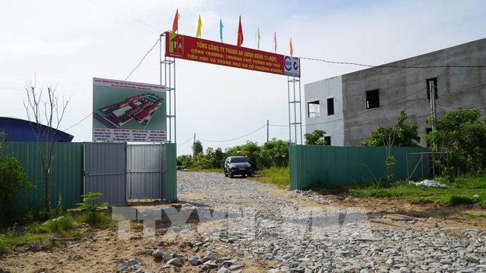 Nhà thầu đã lắp dựng xong hàng rào che chắn khu vực thi công cấp Tiểu học của Dự án trường Phổ thông nội trú Tiểu học - Trung học cơ sở Thường Phước. Ảnh: Nhựt An - TTXVN