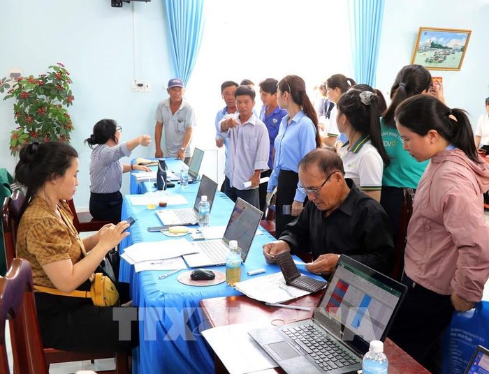 Cán bộ địa chính xã Vĩnh Hải rà soát hồ sơ đất thu hồi để chuyển chi trả bồi thường, hỗ trợ tái định cư cho người dân vùng dự án Nhà máy điện hạt nhân Ninh Thuận 2. Ảnh: Công Thử - TTXVN