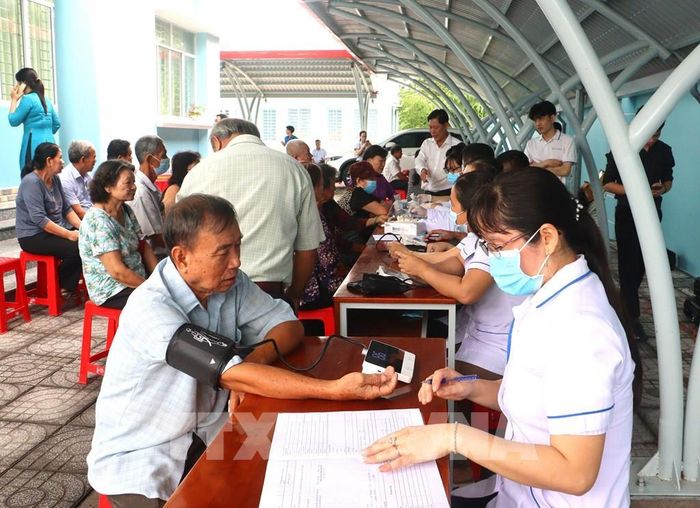 Người dân tham gia khám sức khỏe định kỳ miễn phí tại phường Long Châu. Ảnh: Lê Thúy Hằng – TTXVN