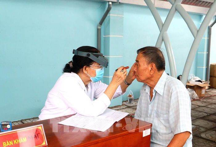 Người dân tham gia khám sức khỏe định kỳ miễn phí tại phường Long Châu. Ảnh: Lê Thúy Hằng – TTXVN
