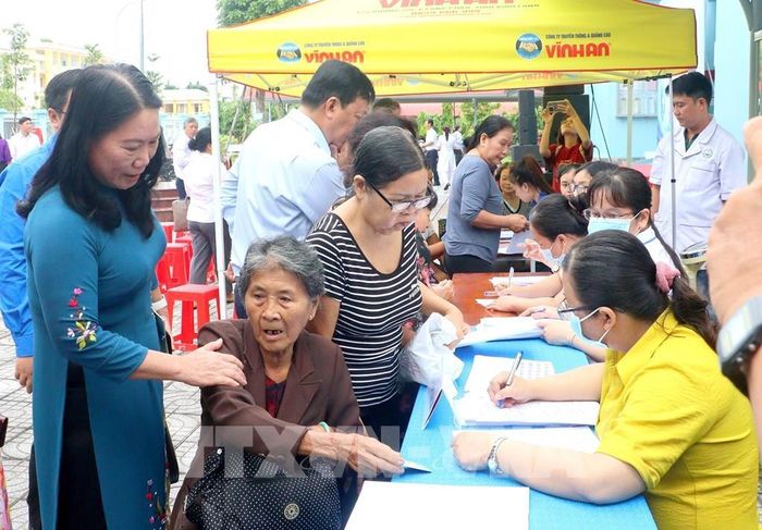 Phó Chủ tịch UBND tỉnh Nguyễn Thị Bé Mười thăm hỏi người dân tham gia khám sức khỏe định kỳ miễn phí tại phường Long Châu. Ảnh: Lê Thúy Hằng – TTXVN
