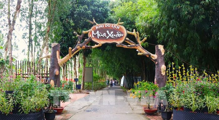 Không gian xanh ngay từ lối vào Khu du lịch Mùa Xuân. Ảnh: Nguyễn Hằng - TTXVN