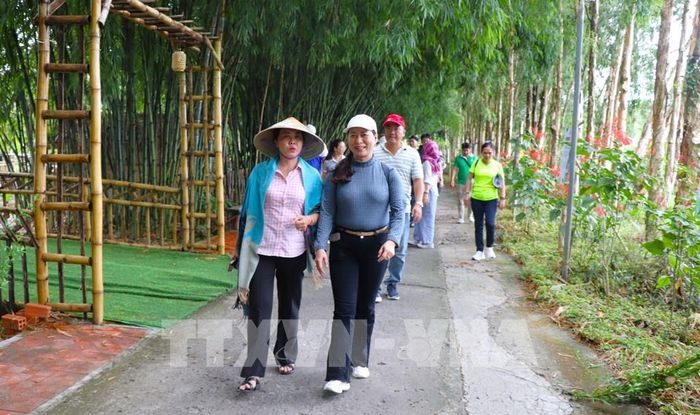 Khách tham quan Khu du lịch Mùa Xuân tại xã Tân Phước Hưng (thành phố Cần Thơ). Ảnh: Nguyễn Hằng - TTXVN 