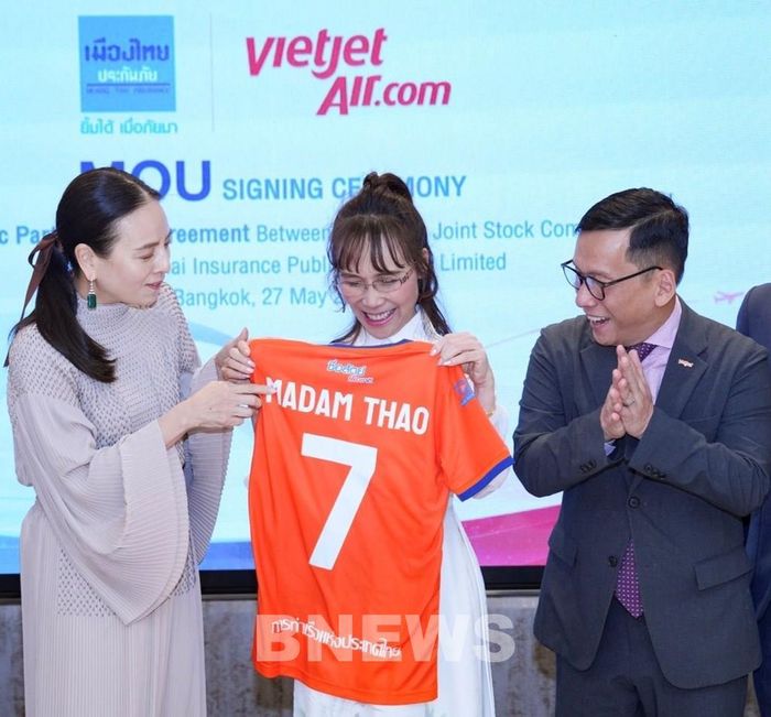 Madam Pang trao tặng áo thể thao cho Chủ tịch Vietjet. Ảnh: Thu Hằng/Bnews/vnanet.vn